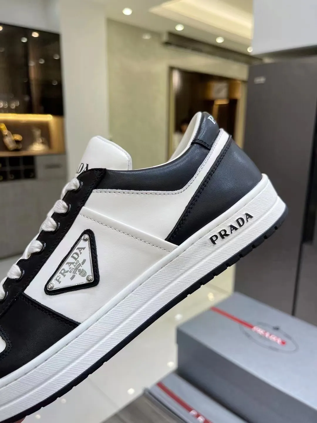 P380 Yuan 38-45 Prada Prada’s new men’s leather sports shoes, the highest version on the market, any comparison is welcome🆚! The original leather has excellent texture and is super high-end! Fetal sheep net lining imported from Italy, removable pad! Luxurious materials and fine workmanship, highly recommended!